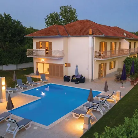 5 Bedroom Gorgeous In